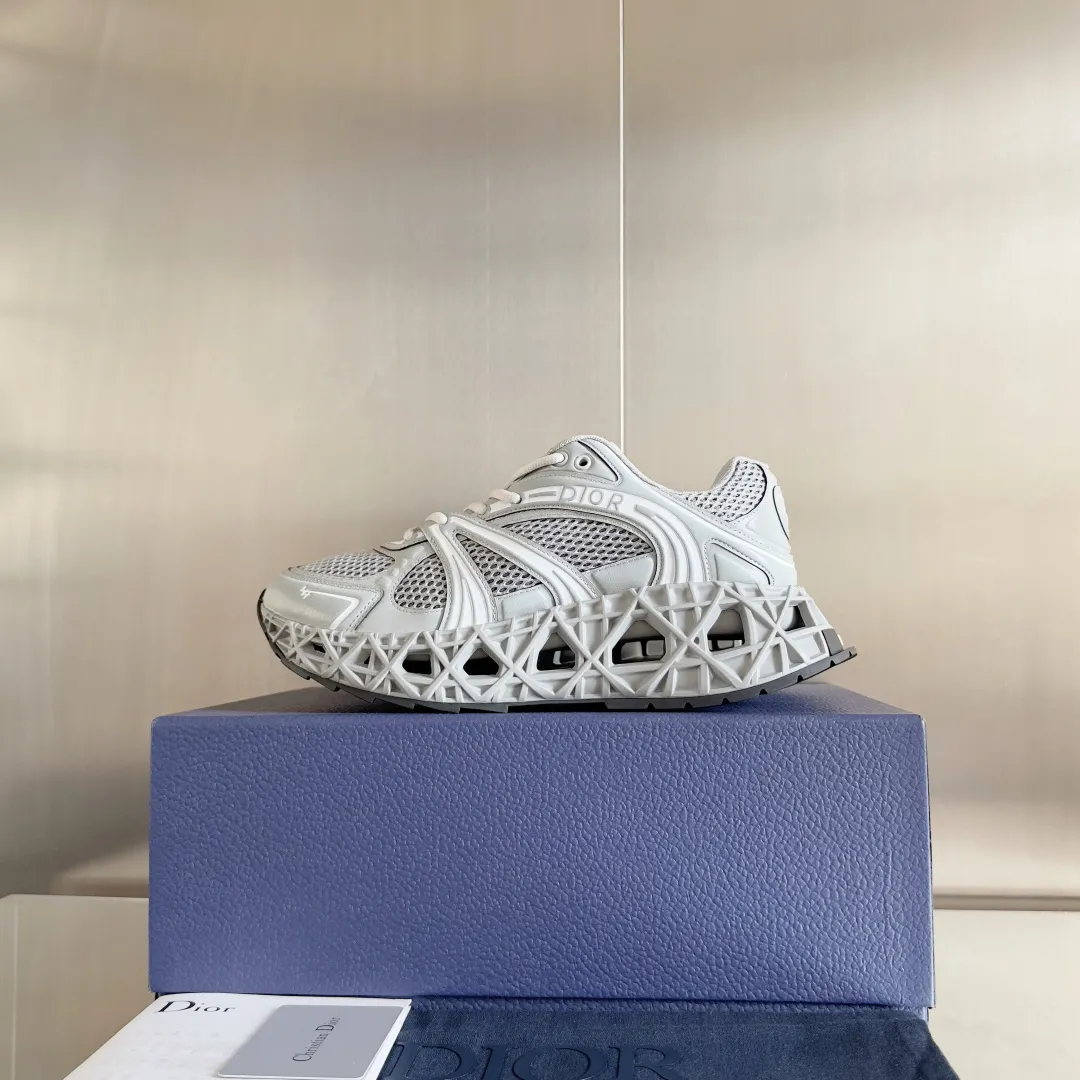 【DIOR】P:800💰 Men's 39-44. (Male 45.46 custom-made) Dior kawa Dior joint 2025ss casual sports shoes‼ ️ Reinterpret running shoes with dior’s haute couture style. b35 is made of fine-textured leather and mesh fabric materials. It can be worn in all seasons, is comfortable and breathable, and has many lines on the shoe body to outline details. It has a full retro three-dimensional feel and can create a casual look all year round!